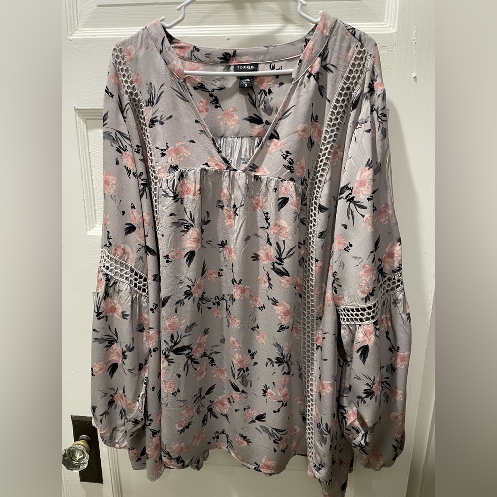 Torrid Gray Floral Blouse with Pink Accents, Size XXL, Torrid size 3